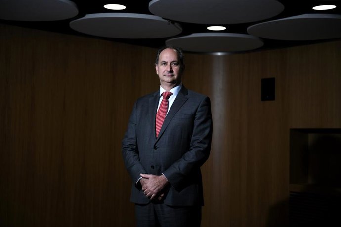 Archivo - El consejero de Digitalización de la Comunidad de Madrid, Miguel López-Valverde Argüeso, posa para Europa Press, en el Auditorio "Meeting Place", a 24 de octubre de 2023, en Madrid (España).