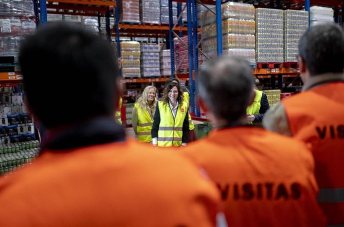 La consejera de Economía, Hacienda y Empleo, Rocío Albert (2i), y la presidenta de la Comunidad de Madrid, Isabel Díaz Ayuso (c), durante una visita a la plataforma logística de la sociedad cooperativa de distribución alimentaria Covirán, en el Centro d