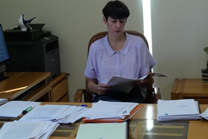 Archivo - La portavoz nacional del BNG, Ana Pontón, prepara su intervención en el debate electoral.