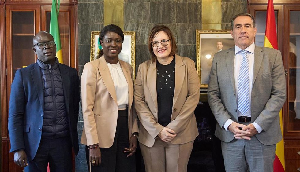 La embajadora de Senegal en España, Mariame SY, y la consejera de Bienestar Social del Gobierno de Canarias, Candelaria Delgado (en el centro), en uan reunión para abordar el proyecto 'Tierra Firme'
