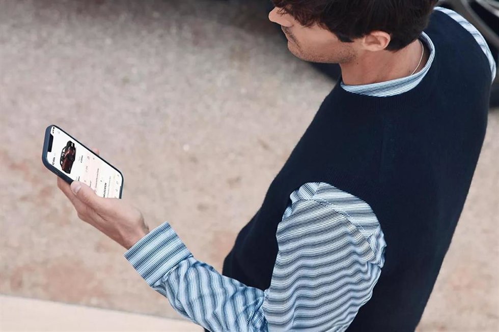 Persona consultando la app Lexus Link+ en el móvil