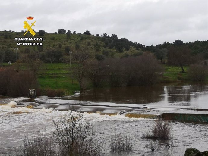 El desbordamiento del río Erjas obliga a cortar la carretera CC-146 de Zarza la Mayor (Ex-117) hasta el límite con Portugal,