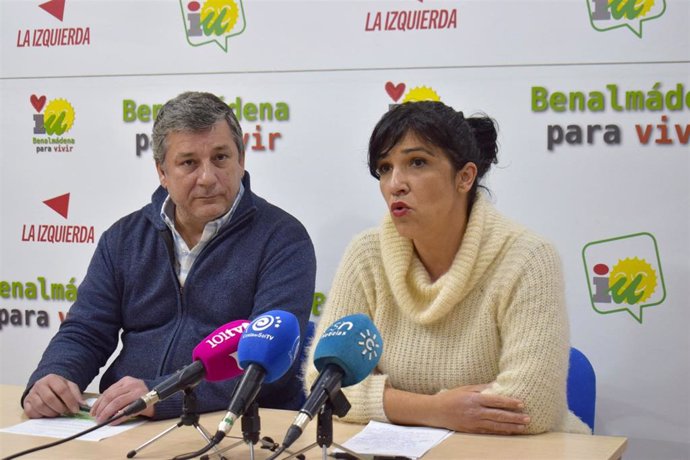 La coordinadora provincial de IU en Málaga, Toni Morillas, junto al concejal de IU-Podemos en el Ayuntamiento de Benalmádena, Enrique Pablo Centella.