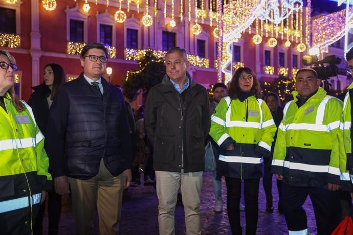 El alcalde de Sevilla, José Luis Sanz, junto a Álvaro Pimentel, con profesionales del nuevo servicio de serenos, en foto de archivo.