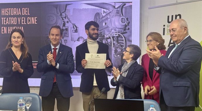 El Centro Cultural José Luis García Palacios de Huelva acogió este jueves la entrega de la X edición del Premio de Estudios Onubenses 'La Rábida' .