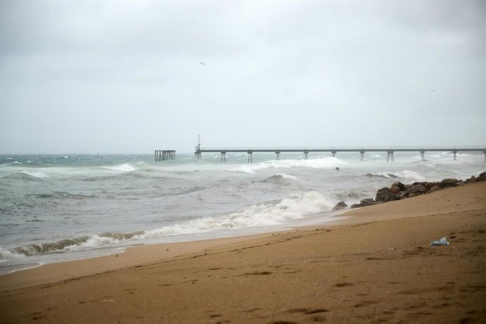 Archivo - Oleaje en la playa de Badalona afectado por las lluvias, a 7 de febrero de 2023, en Badalona.