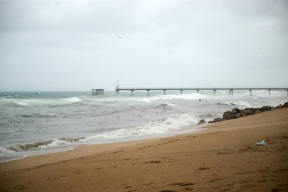 Archivo - Oleaje en la playa de Badalona afectado por las lluvias, a 7 de febrero de 2023, en Badalona.