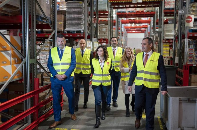La presidenta de la Comunidad de Madrid, Isabel Díaz Ayuso, en  su visita a la plataforma logística de la cooperativa Covirán en Coslada