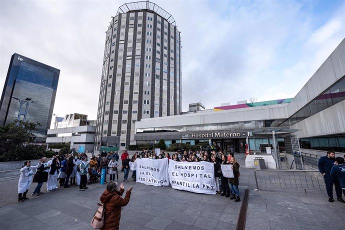 Manifestantes sujetan pancartas durante una protesta tras el cierre de la UCI pediátrica del Hospital Universitario La Paz, a 18 de enero de 2024, en Madrid (España). Los facultativos de la Unidad de Cuidados Intensivos (UCI) Pediátrica del Hospital Mater