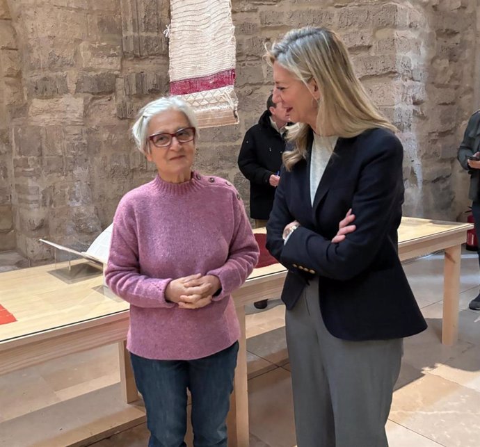 La artista Teresa Lanceta y la concejala de Educación y Cultura, Irene Carvajal