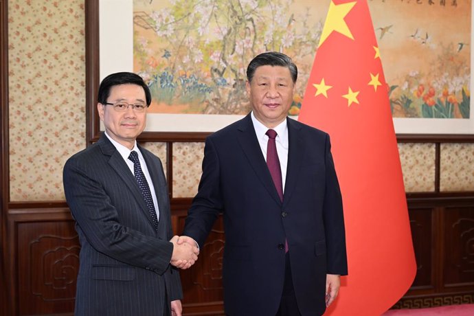 Archivo - BEIJING, Dec. 18, 2023  -- President Xi Jinping meets with Chief Executive of the Hong Kong Special Administrative Region (HKSAR) John Lee, who is on a duty visit to Beijing, capital of China, Dec. 18, 2023.