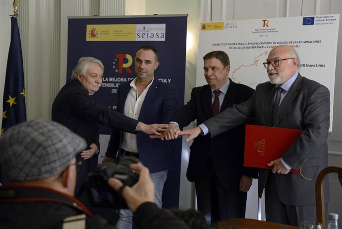 El subdelegado del Gobierno en Ourense, Emilio González; el ministro de Agricultura, Pesca y Alimentación, Luis Planas; el presidente de SEIASA, Francisco Rodríguez y el presidente de la Comunidad de Regantes de Nova Limia, Amador Saborido.