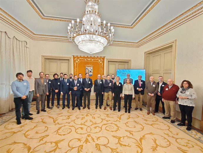 Integrantes y representantes de las instituciones que conforman la plataforma para la mejora de infraestructuras ferroviarias en Salamanca
