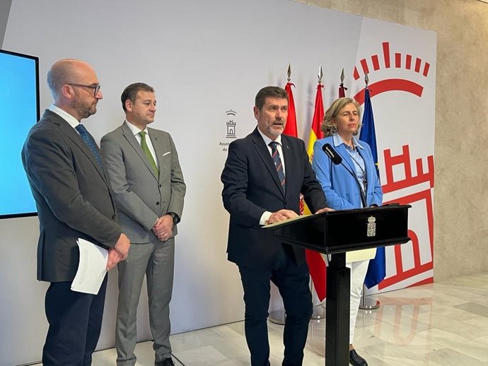 El concejal de Seguridad Ciudadana y Emergencias, Fulgencio Perona, en rueda de prensa