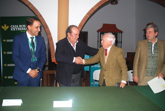 Caja Rural firma un convenio con Vacuno de Extremadura