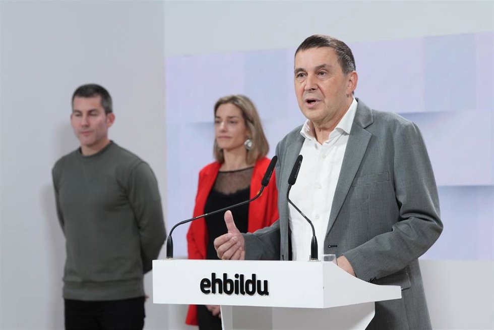 El coordinador general de EH Bildu, Arnaldo Otegi, durante una rueda de prensa
