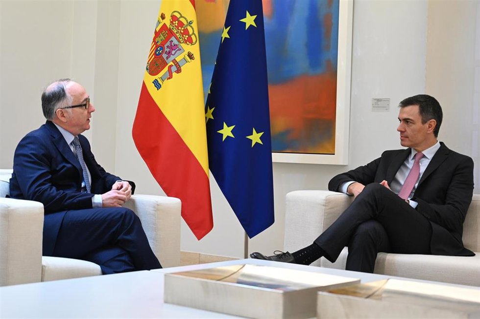 El presidente del Gobierno Pedro Sánchez junto al consejero delegado de IAG, Luis Gallego