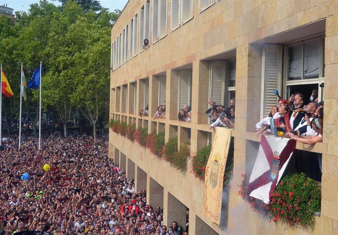 Archivo - Varias personas en un balcón del ayuntamiento de Logroño durante el lanzamiento del cohete con el que se inician las fiestas de San Mateo y 66 Vendimia Riojana, en la plaza del Ayuntamiento