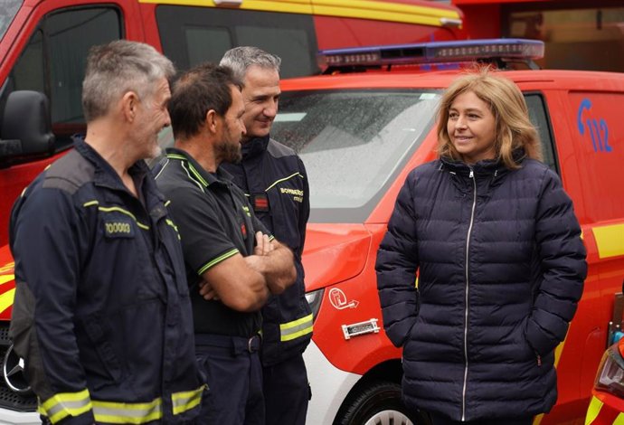 La vicealcaldesa y delegada de Seguridad y Emergencias, Inma Sanz, junto a efectivos de Bomberos de Madrid
