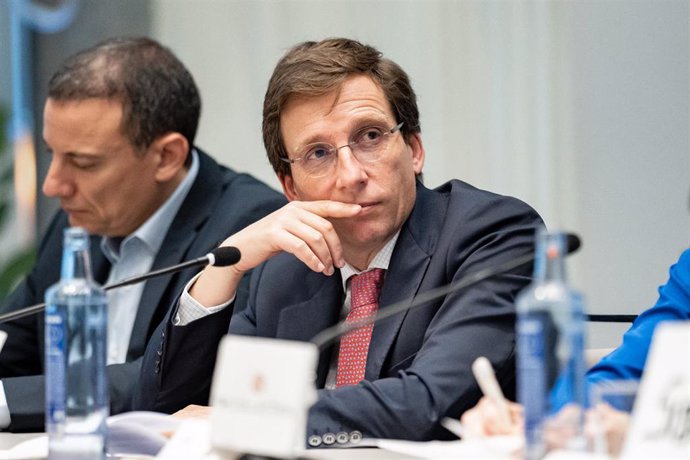 El periodista Álvaro Nieto (i), y el alcalde de Madrid, José Luis Martínez Almeida (d), durante la presentación de la presidenta de la Junta de Extremadura, en el desayuno-coloquio organizado por el Club Siglo XXI