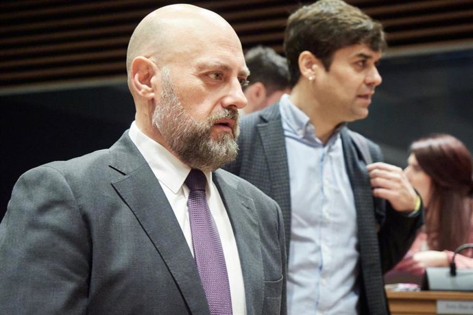 el Consejero de Economía y Hacienda, José Luis Arasti Pérez y El portavoz del grupo parlamentario Geroa Bai, Pablo Azcona  durante el pleno del Parlamento de Navarra, a 18 de enero de 2024, en Pamplona, Navarra, (España).