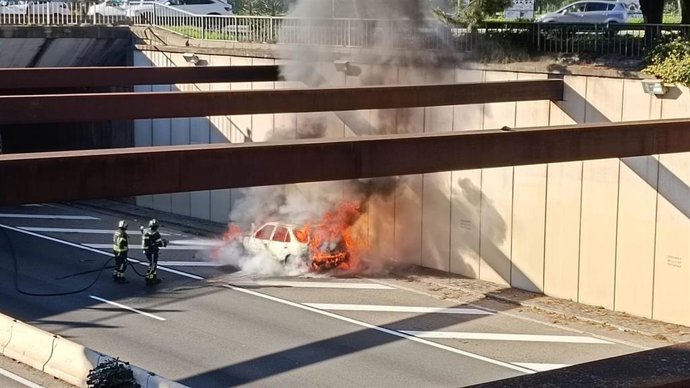Archivo - Coche ardiendo en el subterráneo de la Ronda Urbana Norte.