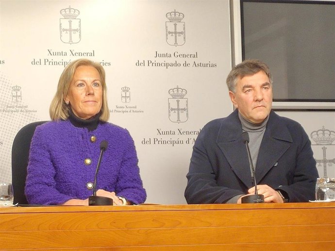 La diputada del PP en la Junta General Pilar Fernández Pardo y el presidente de la Asociación de Hemofilia de Asturias, José Manuel Quiñones.