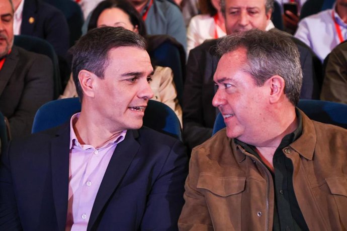 Archivo - El presidente del Gobierno y secretario general del PSOE, Pedro Sánchez, y el secretario general del PSOE de Andalucía y portavoz socialista en el Senado, Juan Espadas, en una imagen de archivo. 