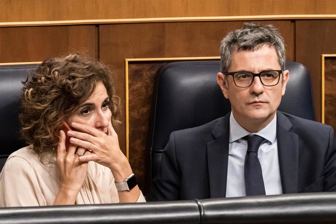Archivo - La vicepresidenta María Jesús Montero y el ministro de Justicia, Félix Bolaños, en el Congreso