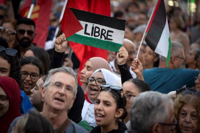 Archivo - Arxiu- Dona ala una bandera durant la concentració 'Valncia amb el poble palestins: contra l'apartheid i la neteja tnica', a la plaa de l'Ajuntament de Valncia