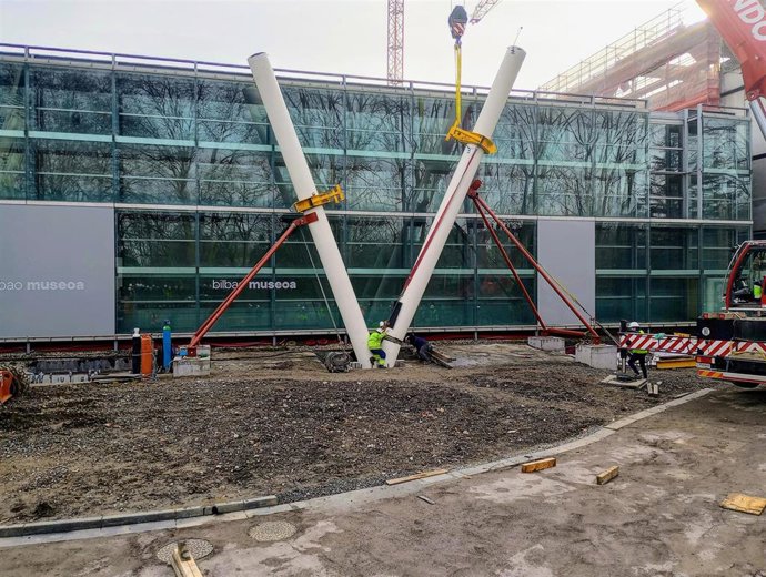 Trabajos de colocación del primer pilar en V del proyecto de ampliación del museo Bellas Artes Bilbao