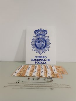 Alijo de joyas y dinero intervenido en la operación