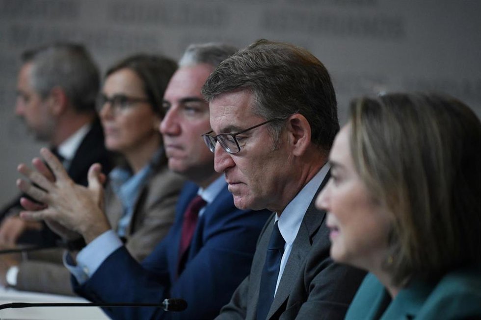 Archivo - (I-D) El coordinador general del PP, Elías Bendodo; el presidente del Partido Popular, Alberto Núñez Feijóo y la secretaria general del PP, Cuca Gamarra, durante la reunión de la Junta Directiva Nacional, en la sede de Génova, a 6 de noviembre