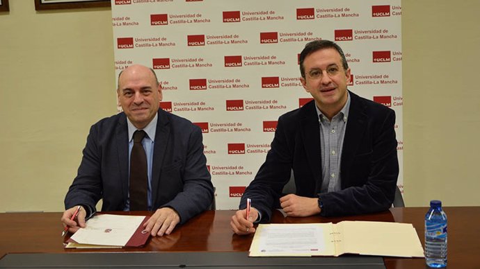 El vicerrector de Internacionalización de la UCLM, con competencias en el Campus de Toledo, Raúl Martín, y el presidente de la Junta de Cofradías, Hermandades y Capítulos de Semana Santa de Toledo, Juan Carlos Sánchez Carballo.