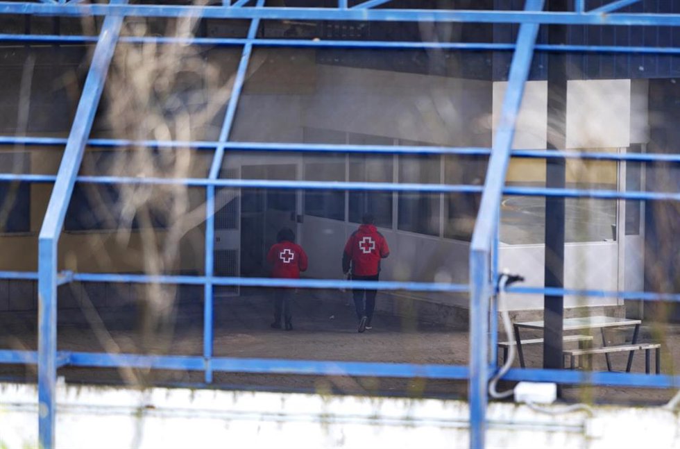 Personal de la Cruz Roja entrando al Centro de Internamiento de Extranjeros (CIE) de Aluche, a 18 de enero de 2024