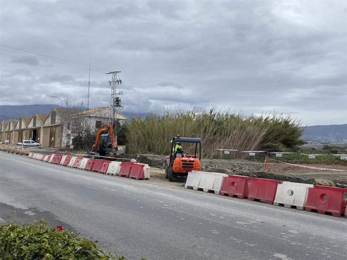 Obras de construcción de la rotonda de acceso a la Zona de Actividades Logísticas desde la N-323 o carretera de la playa.