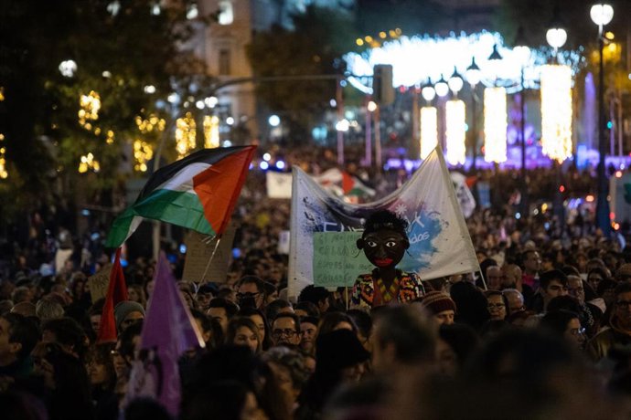 Archivo - Centenares de personas, durante una manifestación contra la violencia hacia las mujeres, a 25 de noviembre de 2023, en Madrid (España). 