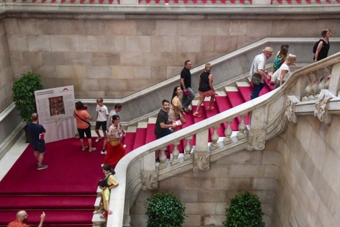 Visitantes en el Parlament durante una jornada de puertas abiertas