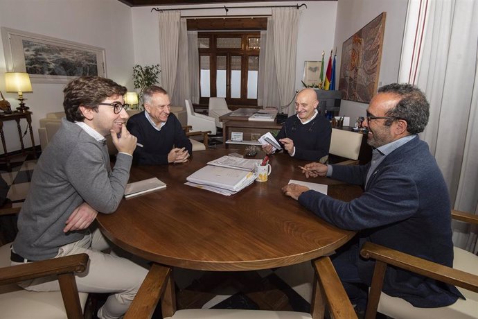 El presidente de la Diputación de Cáceres, Miguel Angel Morales, se reúne con gerentes de Atrio, Toño Pérez y José Polo