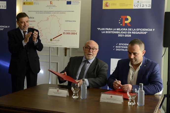 (I-D) El ministro de Agricultura, Pesca y Alimentación, Luis Planas, junto al presidente de SEIASA, Francisco Rodríguez Mulero y el presidente de la Comunidad General de Regantes de Nova Limia, Amador Saborido.