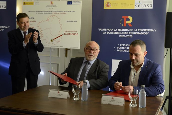 (I-D) El ministro de Agricultura, Pesca y Alimentación, Luis Planas, junto al presidente de SEIASA, Francisco Rodríguez Mulero y el presidente de la Comunidad General de Regantes de Novia Limia, Amador Saborido, durante el acto de firma del convenio par