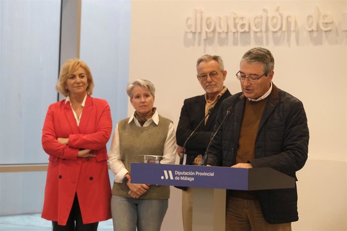 El presidente de la Diputación, Francisco Salado, junto a los autores del libro, el cocinero y escritor Samuel Perea y la fotógrafa Lourdes Molina, han presentado esta publicación que viene a poner en valor este producto a través de la gastronomía.