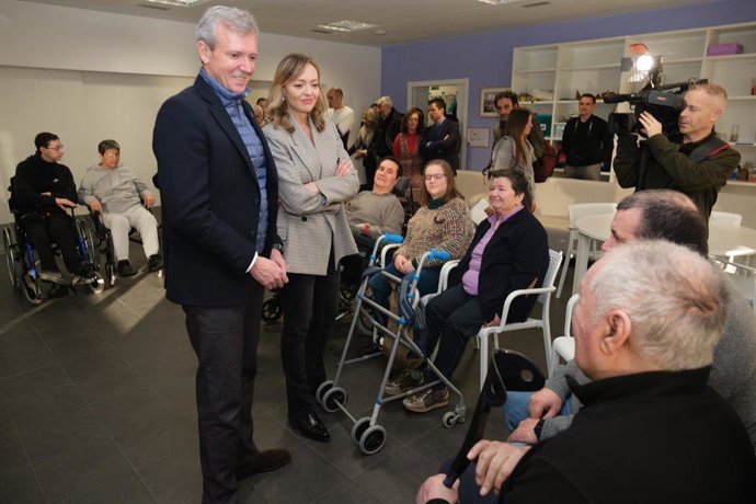 Rueda y Fabiola García visitan las instalaciones de la Asociación de Dano Cerebral de Compostela Sarela.