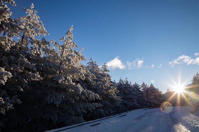 Carretera nevada hacia estación de Valdesquí