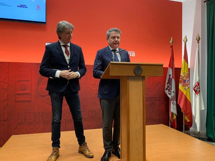 El alcalde de Soria, Carlos Martínez (izda), y el secretario de Estado de Transportes y Movilidad, José Antonio Santano, valoran las actuaciones del Gobierno en Soria.