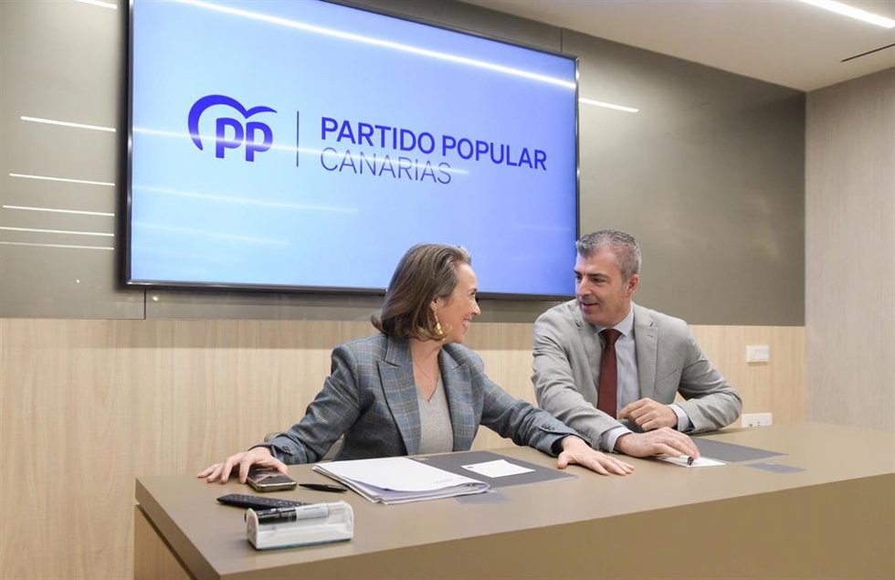 Archivo - La secretaria general del Partido Popular, Cuca Gamarra y el vicepresidente del Gobierno de Canarias y presidente del PP de Canarias, Manuel Domínguez, durante una reunión