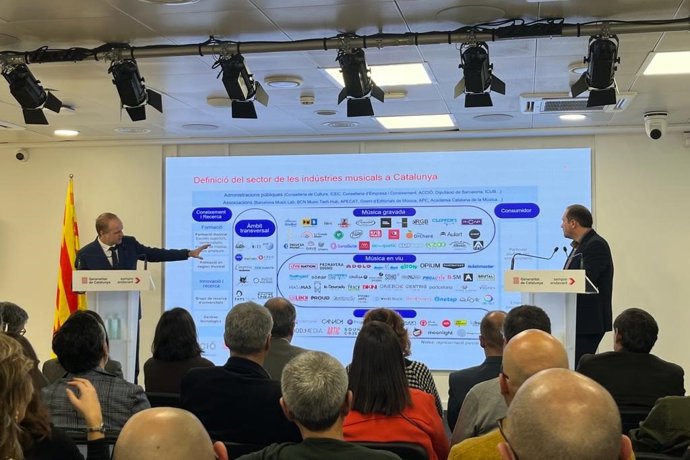 El consejero delegado de Acció, Albert Castellanos, junto al director de la Barcelona Music Lab, Miquel Curanta, en la rueda de prensa de este viernes.