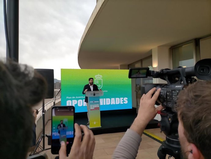 El presidente de la Comunidad, Fernando López Miras presenta 'OporTÚnidades', el nuevo plan de acción de apoyo a la juventud para el periodo 2024-2027