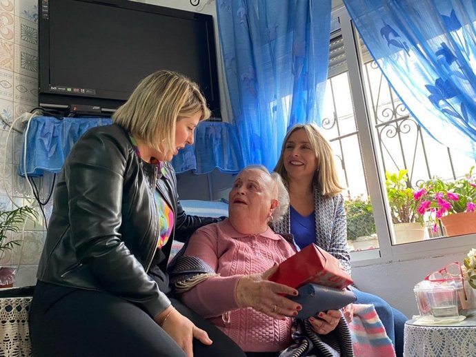 La consejera de Política Social, Familias e Igualdad, Conchita Ruiz, junto con la alcaldesa de Cartagena, Noelia Arroyo, durante la visita a una usuaria perceptora del servicio de Ayuda a Domicilio