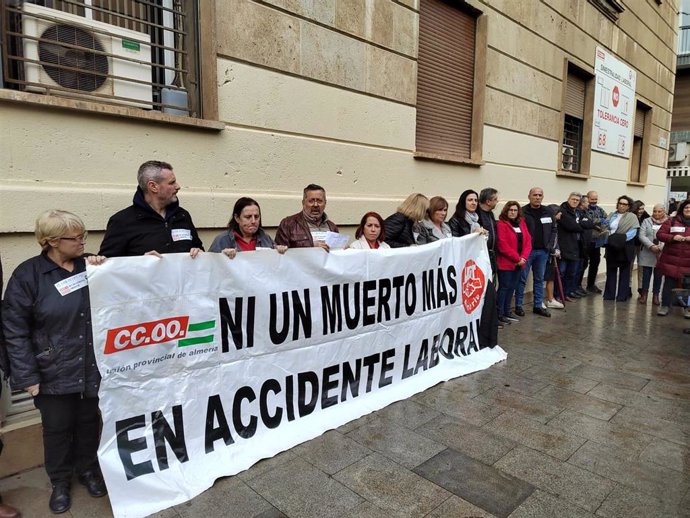 Concentración sindical por la muerte de una trabajadora de 21 años en un accidente in intinere en Pulpí (Almería)